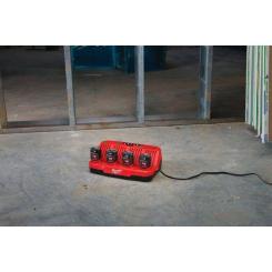 Зарядное устройство для аккумуляторов инструмента Milwaukee M12 C4 Фото 4