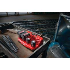 Зарядное устройство для аккумуляторов инструмента Milwaukee M12 C4 Фото 5