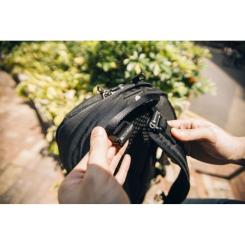 Рюкзак туристический Pacsafe Vibe 25L backpack чорний2 Фото 9