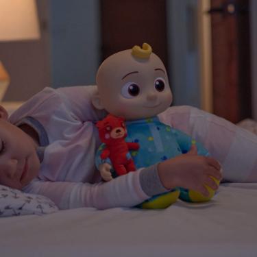 Интерактивная игрушка CoComelon Roto Plush Bedtime JJ Doll Джей Джей зі звуком Фото 10