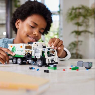 Конструктор LEGO Technic Сміттєвоз Mack LR Electric 503 деталей Фото 8